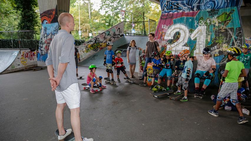 Im Rahmen des Erlanger Ferienprogramms versuchten sich zahlreiche Kinder beim Skateboard-Fahren. Ein Kursleiter zeigte, wie es geht, und half, wo er konnte.