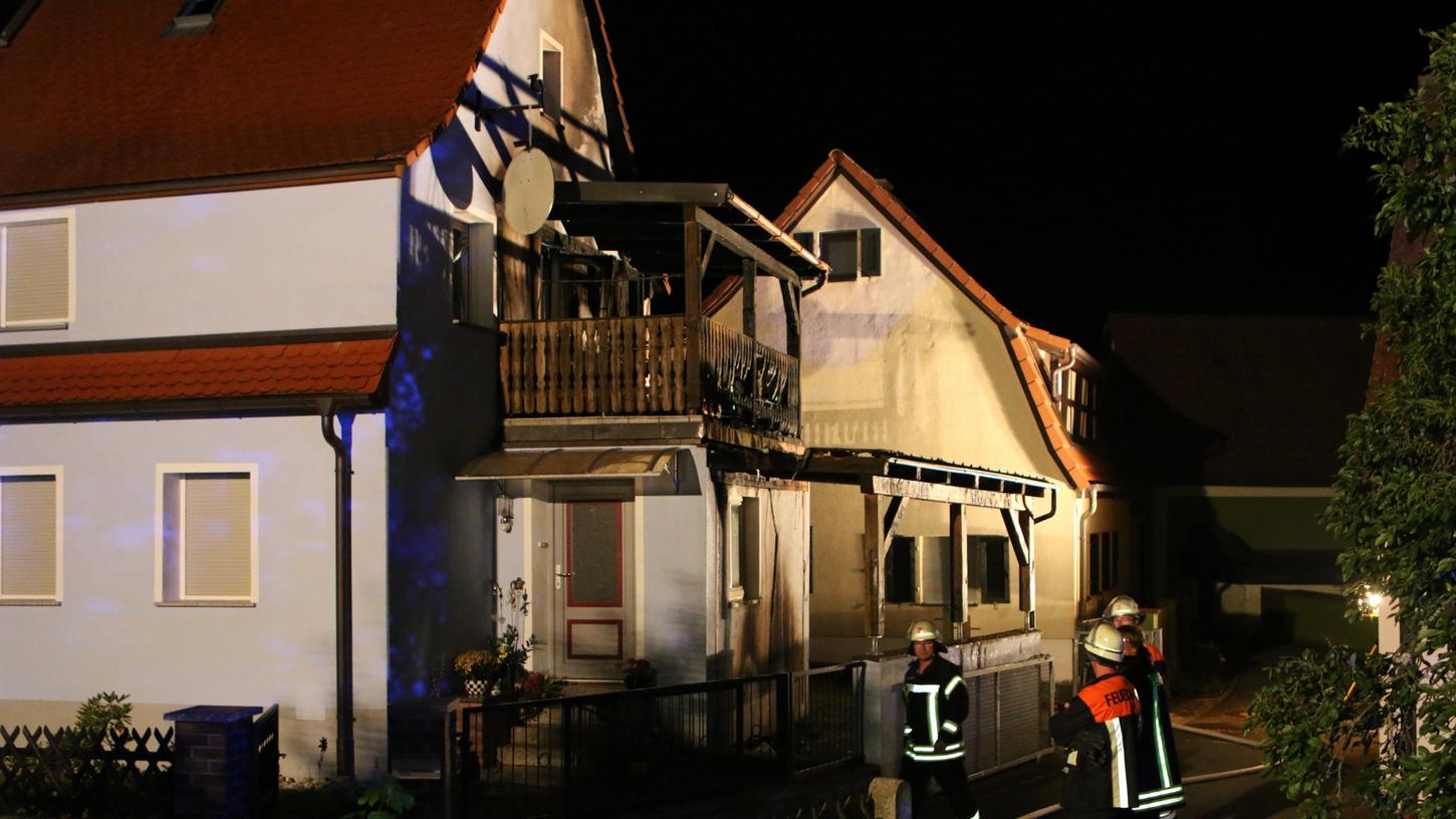 Ein Carport brennt, das Feuer geht auf ein Wohnhaus über.