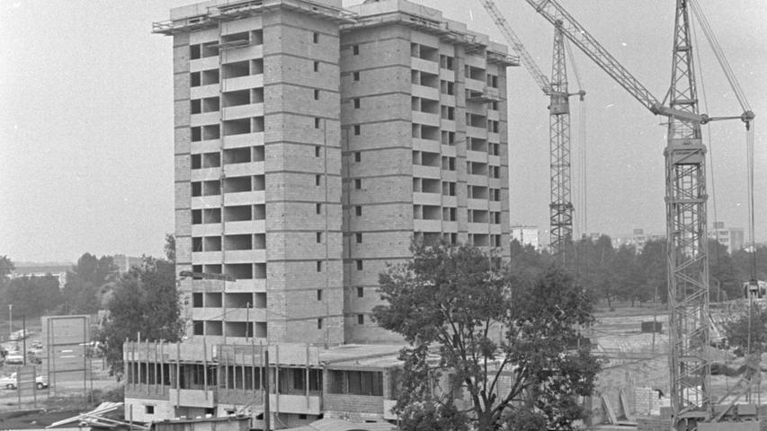 35 Meter hoch ist der neue Wohnriese in Langwasser. Die Wohnungen liegen nach der Sonnenseite. Das bedingte eine gestaffelte Bauweise.
  Hier geht es zum Artikel vom 2. September 1966: Raum für 72 Familien.