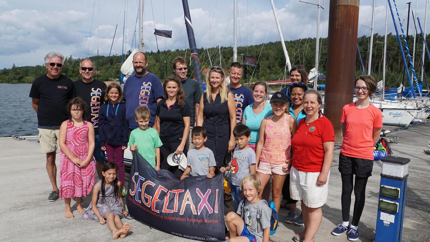 Die Aktion „Segeltaxi“, initiiert von Lothar Schiele (Dritter von links), ermöglicht Familien mit schwer kranken Kindern ein paar schöne Urlaubstage, wie hier am Großen Brombachsee an der Absberger Seespitz.