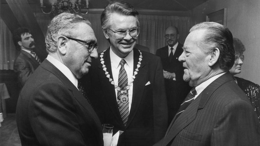 Fürths Oberbürgermeister Uwe Lichtenberg (Mitte) freut sich in den 80er Jahren über die Begegnung von Henry Kissinger (li.) und Max Grundig.