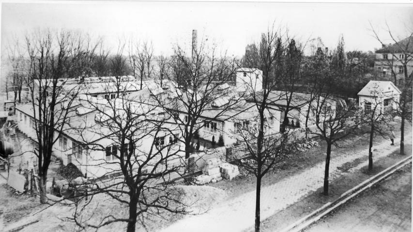 Baracken neben dem Kurbad-Portal dienten als erste Produktionsstätten.