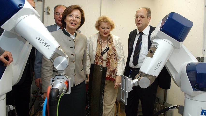 Wirtschaftsministerin Emilia Müller zu Besuch in der Niederlassung des Fraunhofer Instituts von Randolf Hanke in der Uferstadt, hier Labor für Materialprüfung mit Röntgenstrahlen.