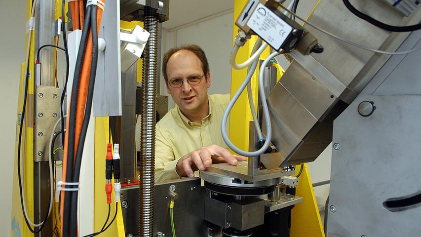 Randolf Hanke, Fraunhofer-Institut im Technikum, bei der Vorbereitung einer Materialprüfung im Röntgenraum
