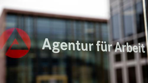 Mit 2,684 Millionen Jobsuchern registrierte die Bundesagentur für Arbeit (BA) die niedrigste August-Arbeitslosigkeit seit 25 Jahren, wie die Behörde am Mittwoch in Nürnberg mitteilte.