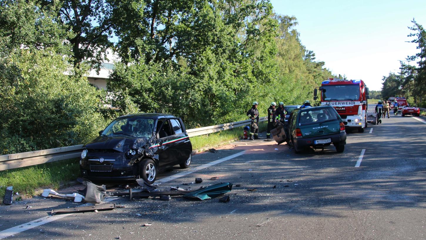 Nur noch Schrottwert hatten diese Wagen, die in den schweren Unfall am Frankenschnellweg verwickelt waren.