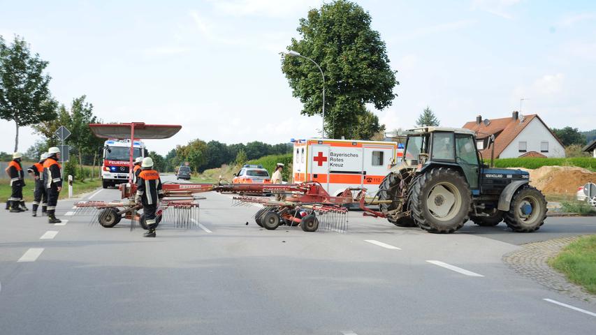 Motorradfahrer kollidiert mit Traktor-Gespann