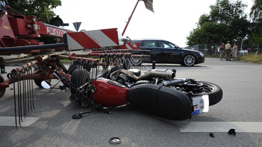 Am frühen Abend des 1. September ist ein Motorradfahrer bei Richtheim mit einem Traktor samt Heuschwader zusammengestoßen.