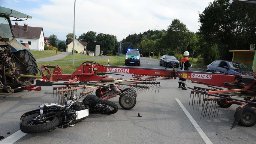Am frühen Abend des 1. September ist ein Motorradfahrer bei Richtheim mit einem Traktor samt Heuschwader zusammengestoßen.