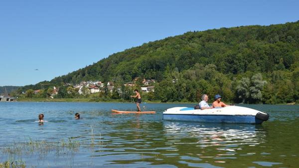 Badewetter ist am Vatertag nicht gerade angesagt, aber der Happburger Stausee im Herzen der fränkischen Alb hat eine optimale Größe für einen etwa einstündigen Spaziergang rund um den See - und obendrauf noch eine schöne Bergkulisse. Ein Restaurant gibt es direkt am Ufer. Und wer weiß: Vielleicht spielt die Sonne doch noch mit und der eine oder andere traut sich als Stand-up-Paddler mit dem Board doch noch aufs Wasser...