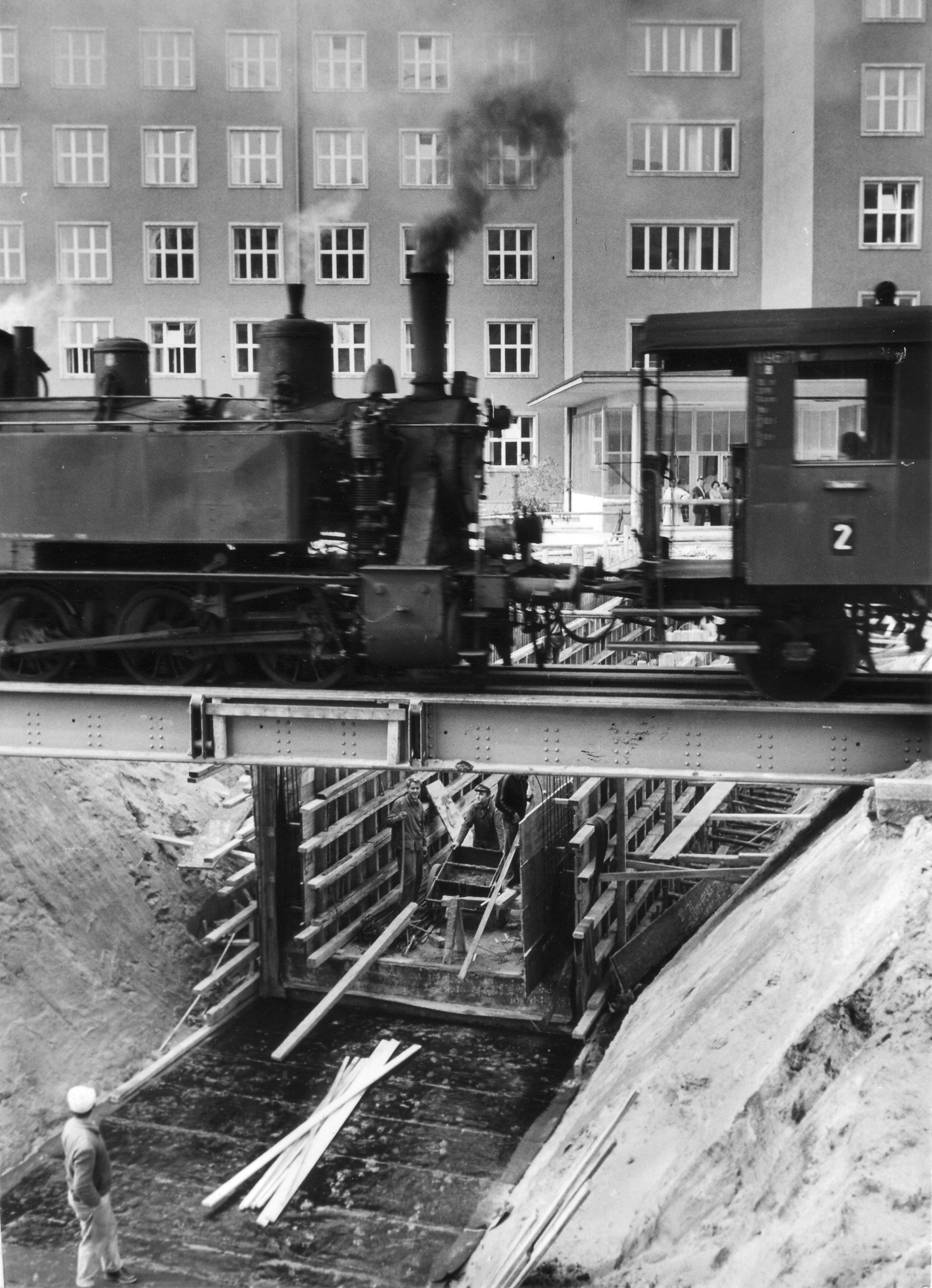 Die Sekundärbahn und die Gräfenbergbahn waren untrennbar miteinander verbunden. Von Erlangen konnte man bis nach Gräfenberg durchfahren, musste dazu lediglich in Eschenau umsteigen. Auf unserem Bild von 1957 rollt die "Seekuh" über die Werner-von-Siemens-Straße in Erlangen. Heute zeugt dort übrigens ein Grünstreifen in der Straßenmitte von der Vergangenheit auf Schienen.