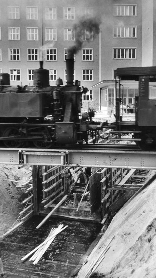 Die Sekundärbahn und die Gräfenbergbahn waren untrennbar miteinander verbunden. Von Erlangen konnte man bis nach Gräfenberg durchfahren, musste dazu lediglich in Eschenau umsteigen. Auf unserem Bild von 1957 rollt die "Seekuh" über die Werner-von-Siemens-Straße in Erlangen. Heute zeugt dort übrigens ein Grünstreifen in der Straßenmitte von der Vergangenheit auf Schienen.