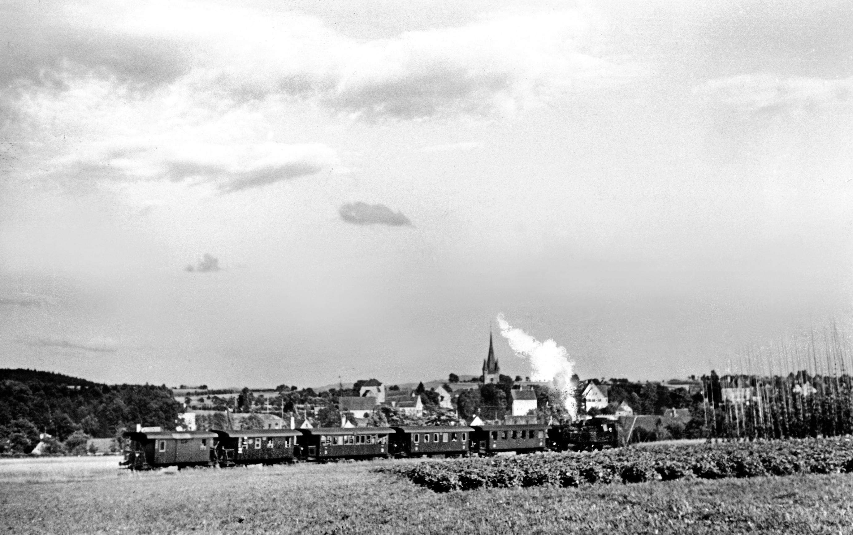 Auf dieser Aufnahme von 1938 sieht man die Gräfenbergbahn vor der Silhouette von Heroldsberg fahren.
