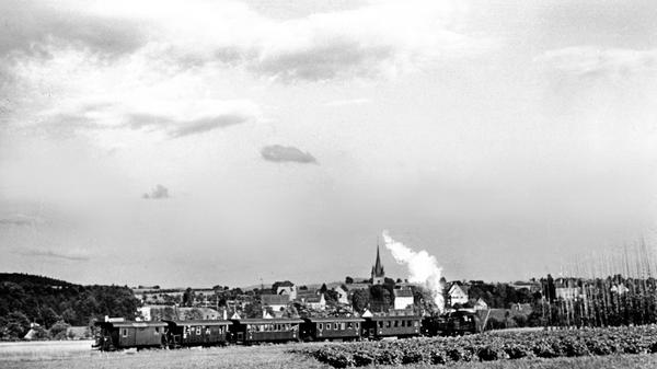 Auf dieser Aufnahme von 1938 sieht man die Gräfenbergbahn vor der Silhouette von Heroldsberg fahren.
