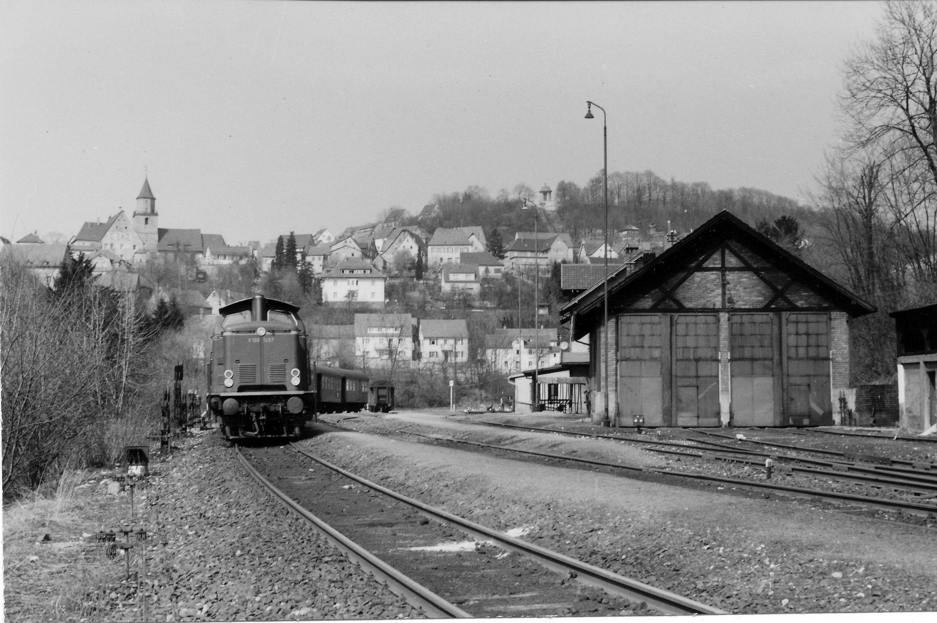 1957 sah der Gräfenberger Bahnhof übrigens so aus. Im Vergleich zu den älteren Bildern sehen die Züge nun schon deutlich moderner aus. Vier Jahre später wird der Zugverkehr von Eschenau nach Erlangen eingestellt - der Anfang vom Ende der Sekundärbahn. Der letzte Personenzug fährt am 17. Februar 1963 auf der restlichen Strecke.