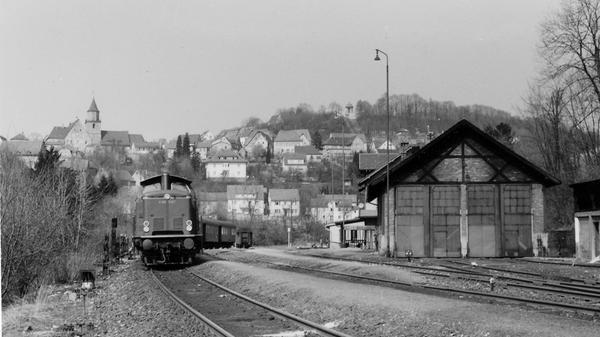 1957 sah der Gräfenberger Bahnhof übrigens so aus. Im Vergleich zu den älteren Bildern sehen die Züge nun schon deutlich moderner aus. Vier Jahre später wird der Zugverkehr von Eschenau nach Erlangen eingestellt - der Anfang vom Ende der Sekundärbahn. Der letzte Personenzug fährt am 17. Februar 1963 auf der restlichen Strecke.