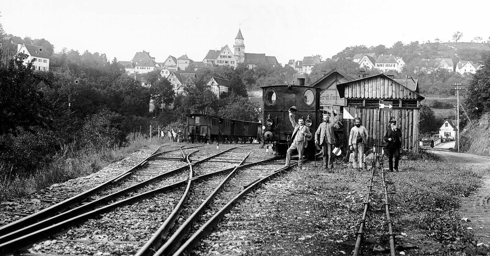 Lang lang ist's her: So sah der Gräfenberger Bahnhof um 1900 aus. Die Männer trugen noch Hüte, Fachwerk war noch Trumpf. Zu dieser Zeit, genauer gesagt am 1. Februar 1908, beginnt die mittlerweile über 100-jährige Reise der Gräfenbergbahn. An diesem Tag nahm die Bayerische Staatsbahn den Verkehr von Nürnberg Nordost bis Heroldsberg auf.