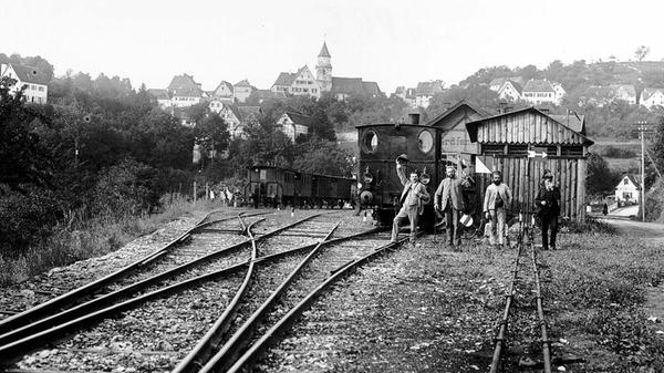 Lang lang ist's her: So sah der Gräfenberger Bahnhof um 1900 aus. Die Männer trugen noch Hüte, Fachwerk war noch Trumpf. Zu dieser Zeit, genauer gesagt am 1. Februar 1908, beginnt die mittlerweile über 100-jährige Reise der Gräfenbergbahn. An diesem Tag nahm die Bayerische Staatsbahn den Verkehr von Nürnberg Nordost bis Heroldsberg auf.