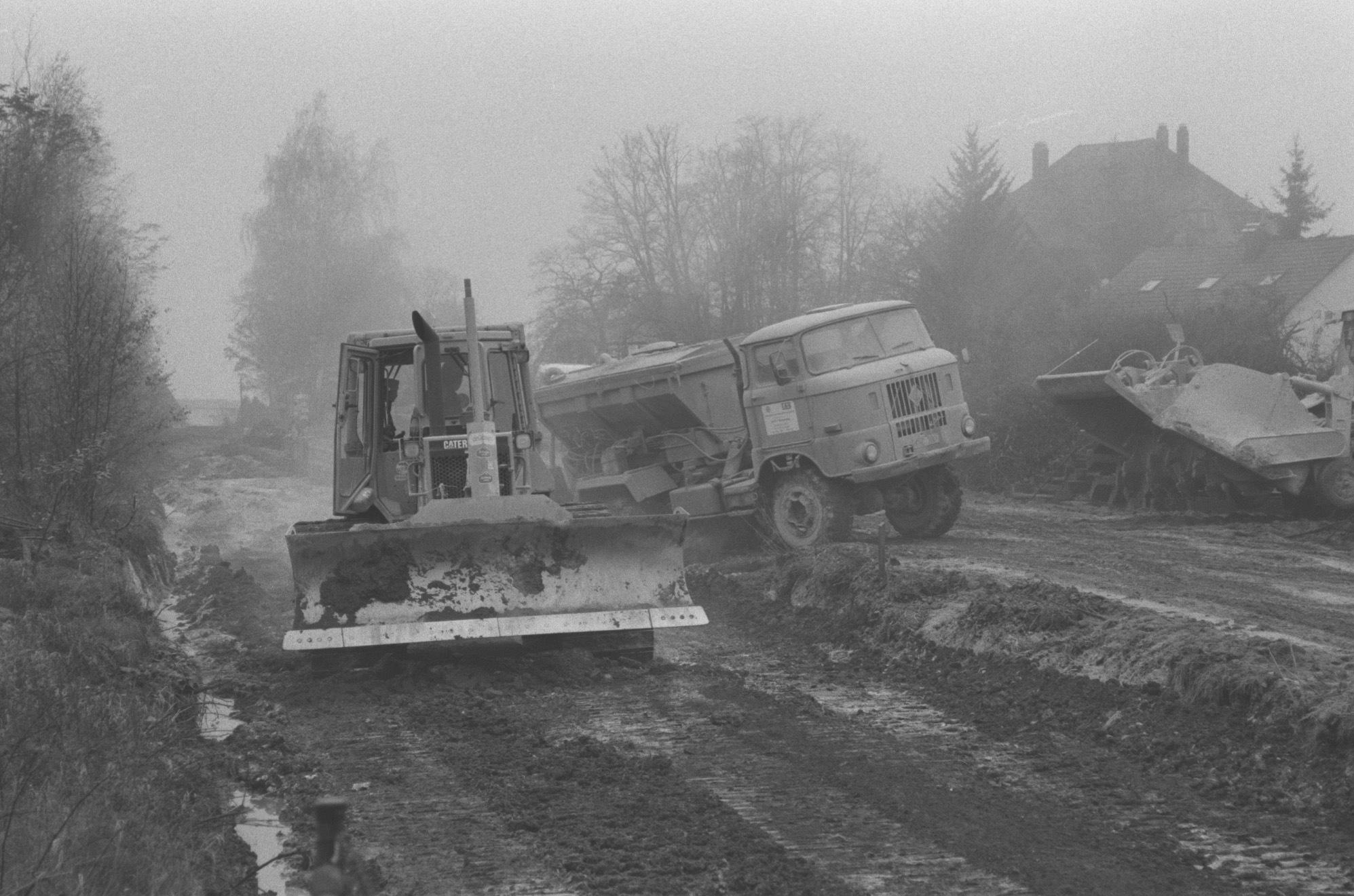 Bei den Bauarbeiten traten urplötzlich ungeahnte Probleme auf: Die Arbeiter fanden Waffen aus dem zweiten Weltkrieg. Und ja, auch dieses Bild ist von 1998.
