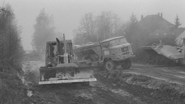 Bei den Bauarbeiten traten urplötzlich ungeahnte Probleme auf: Die Arbeiter fanden Waffen aus dem zweiten Weltkrieg. Und ja, auch dieses Bild ist von 1998.