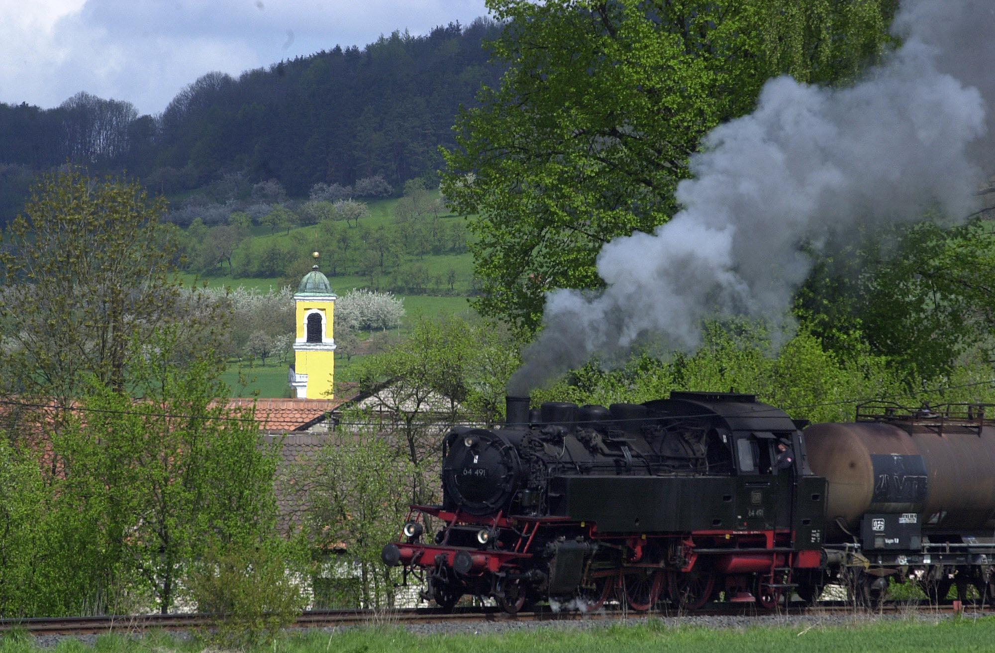 Zum einhundertjährigen Jubiläum im Jahr 2008 fuhr die Gräfenbergbahn nochmal wie in alten Zeiten. Hier passiert der Zug Igensdorf.