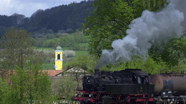 Zum einhundertjährigen Jubiläum im Jahr 2008 fuhr die Gräfenbergbahn nochmal wie in alten Zeiten. Hier passiert der Zug Igensdorf.