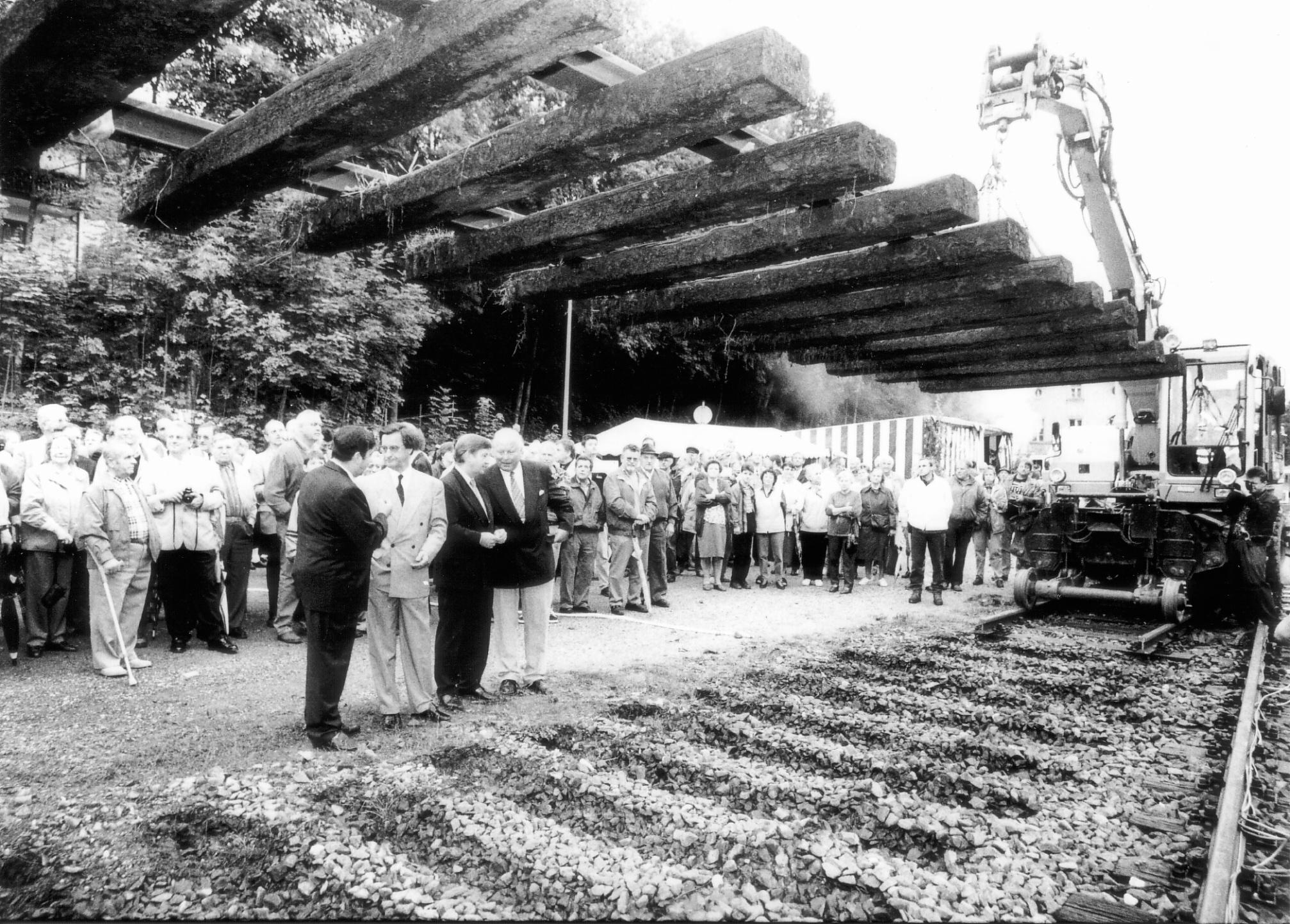 Man mag es kaum glauben, aber ja, dieses Bild stammt aus dem Jahr 1998. Damals gab es noch schwarz-weiße Fotos in der Tagszeitung und das hier ist eines davon. In diesem Jahr wurde beschlossen, die Bahnstrecke für heute umgerechnet 27 Millionen Euro zu modernisieren.