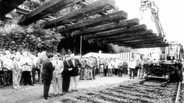 Man mag es kaum glauben, aber ja, dieses Bild stammt aus dem Jahr 1998. Damals gab es noch schwarz-weiße Fotos in der Tagszeitung und das hier ist eines davon. In diesem Jahr wurde beschlossen, die Bahnstrecke für heute umgerechnet 27 Millionen Euro zu modernisieren.
