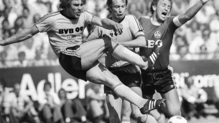 Nur zwei Treffer mehr erzielte Dieter Nüssing. Der Stürmer traf in 144 Spielen 45 Mal ins Netz. Nüssing war allerdings ein tragischer Held: Nach seiner ersten Saison und dem Abstieg 1969 schaffte das Offensiv-Talent, trotz vieler Toren für den Club, nie mit dem Altmeister die Rückkehr in die Bundesliga. Deswegen wechselte der Kapitän 1977 zu Hertha BSC. Heute ist der 67-Jährige als Scout für das Nachwuchsleistungszentrum des 1. FC Nürnberg unterwegs.