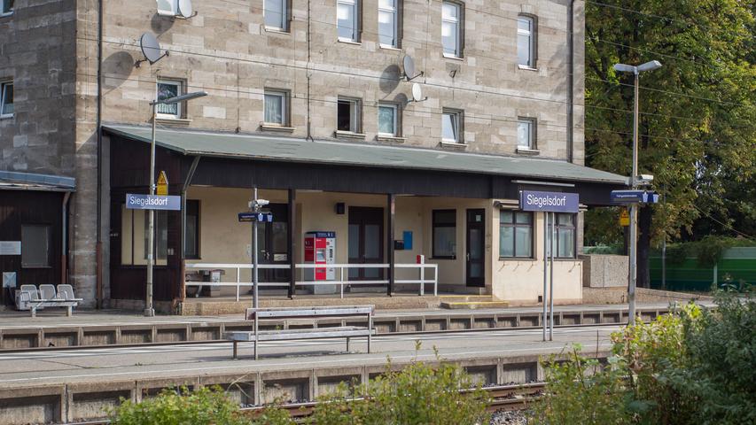 Frau fällt in Siegelsdorf ins Gleisbett und wird von Güterzug überrollt