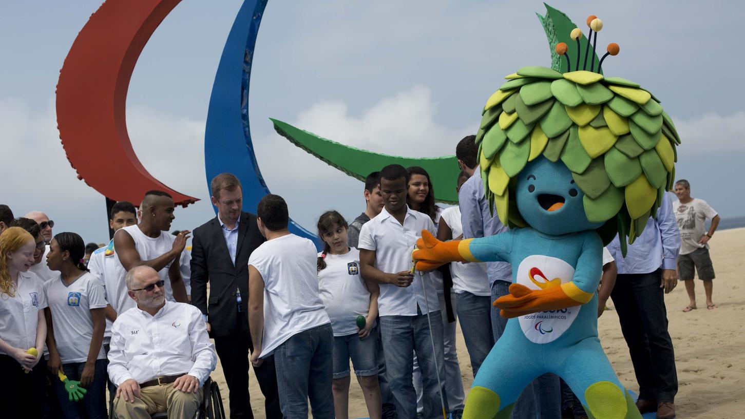 Der Präsident des Internationalen Paralympischen Komitees, Sir Philip Craven (links), mit dem Maskottchen der diesjährigen Paralympic in Brasilien.