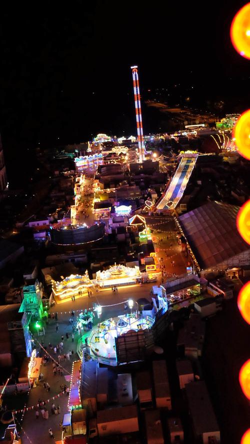 Ein Hauch von Vegas: So schön ist das Nürnberger Volksfest bei Nacht