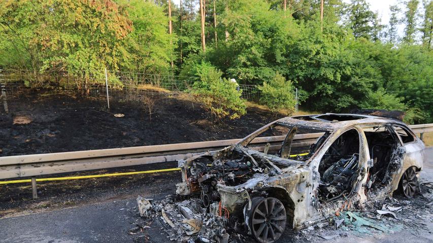 Die 35-Jährige und ihr Beifahrer konnten das Fahrzeug noch rechtzeitig verlassen, bevor die ersten Flammen aus dem Motorraum schlugen.