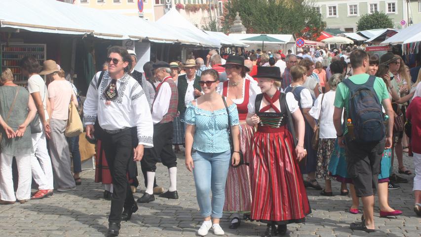 Röcke, Mieder, Westen, Hüte: Trachtenfreunde aus ganz Deutschland trafen sich am Wochenende in Greding, um sich auszutauschen, einzukaufen, Trachten zu sehen und zu tragen.