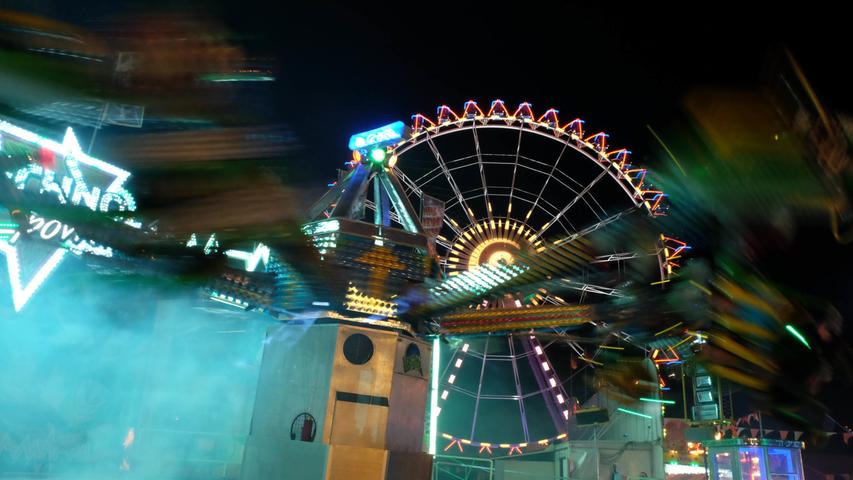 Ein Hauch von Vegas: So schön ist das Nürnberger Volksfest bei Nacht