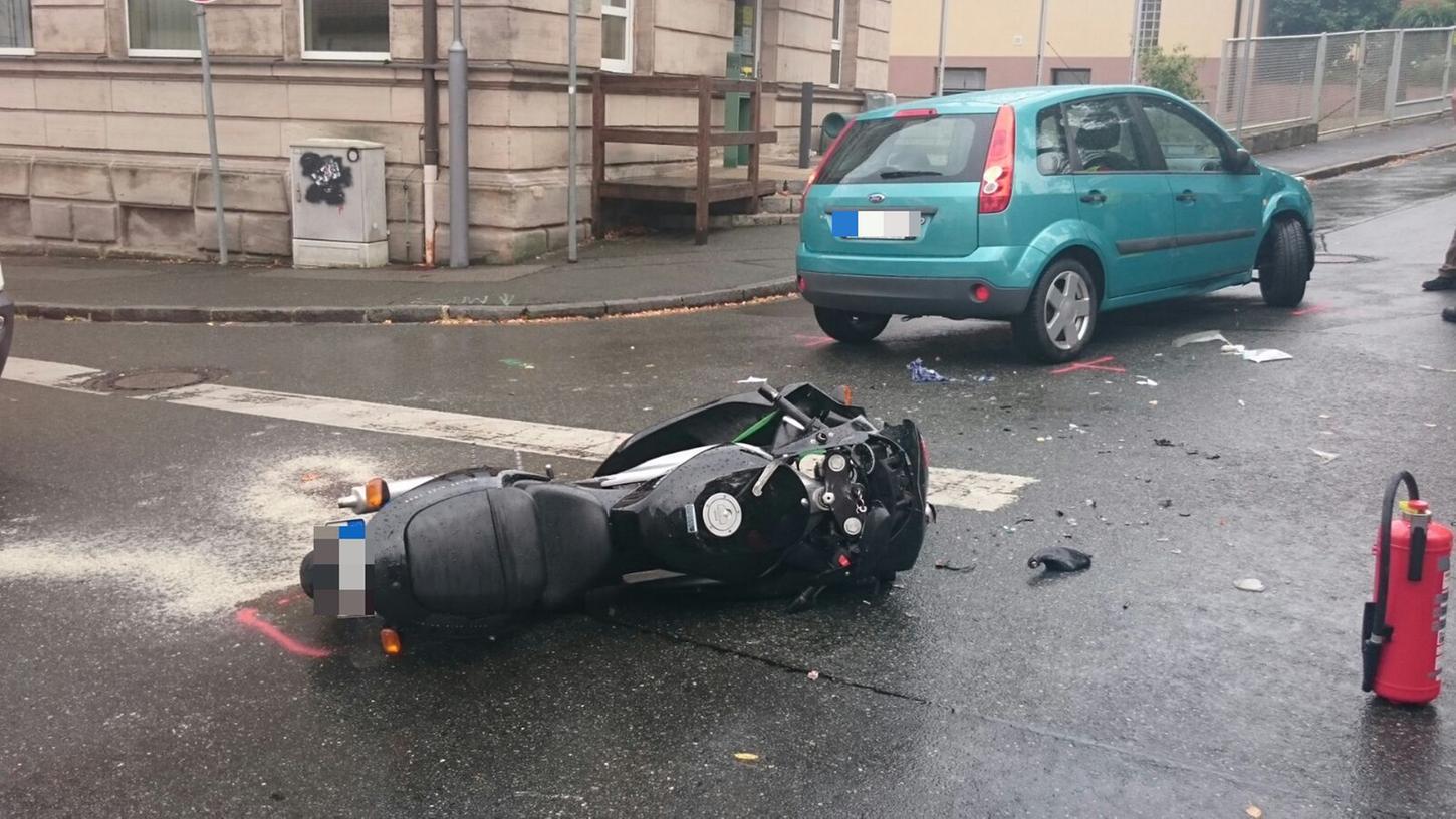 Frau übersieht Motorradfahrer: 17-Jähriger schwer verletzt