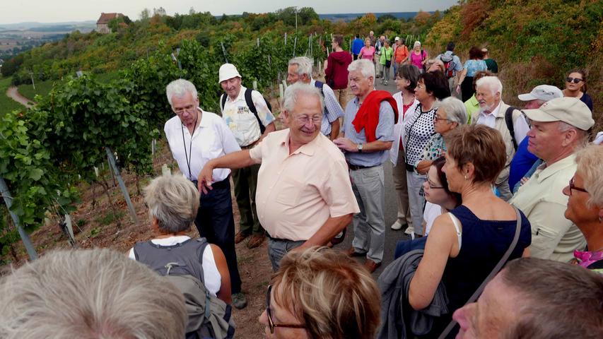 Ehrenmitglied Rolf Kilian hätte der großen Gästegruppe viel über die Geheimnisse des Weines zu verraten gewusst, musste die Führung aber bei Regen abbrechen.