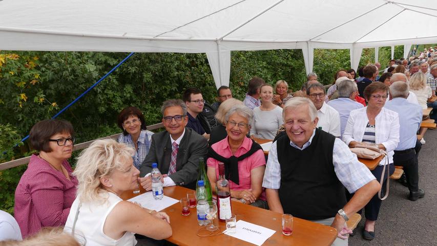 Ein treuer Gast ist der ehemalige Regierungsvizepräsident Alfred Richter (r.) in der Runde mit Kreisbäuerin Renate Ixmeier (l.) und Dietersheims Bürgermeister Christensen,