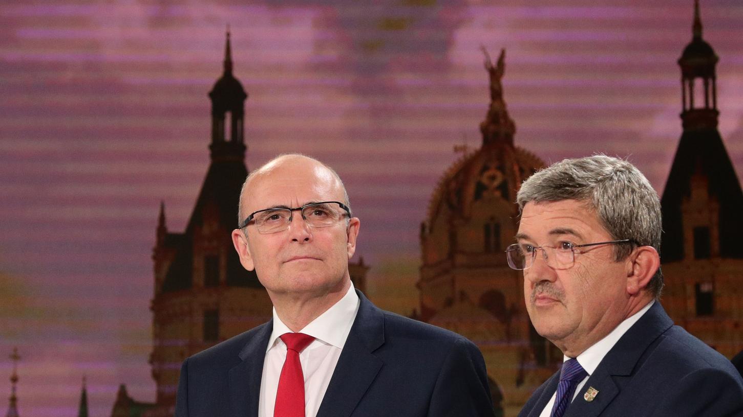 Erwin Sellering (SPD, links) und und Lorenz Caffier(CDU) müssen bei der Landtagswahl  in Mecklenburg-Vorpommern Verluste hinnehmen. Die AfD erreicht aus dem Stand über 20 Prozent.