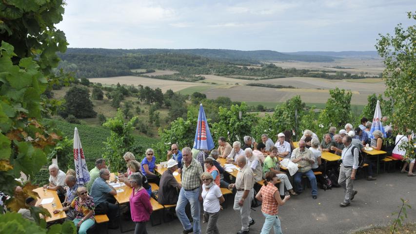 Tausende Wanderer beim WeinWanderTag in Ipsheim