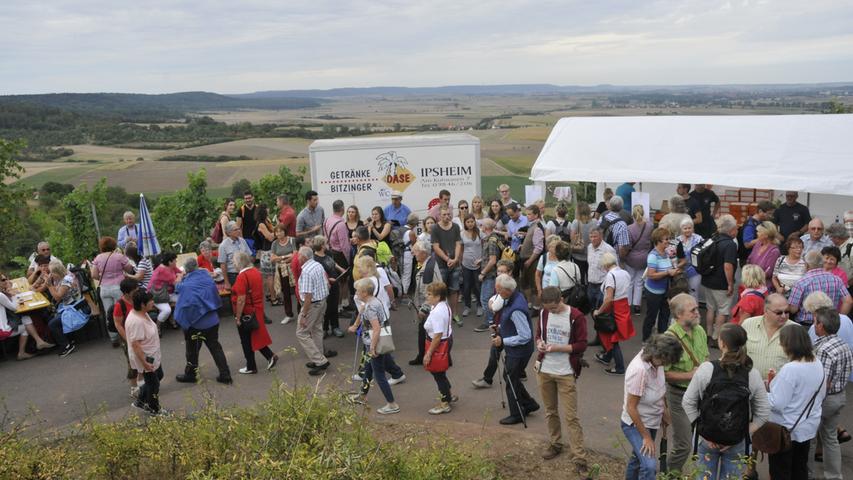 Tausende Wanderer beim WeinWanderTag in Ipsheim