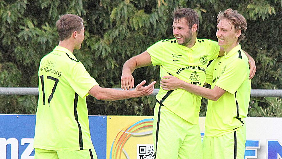 Endlich wieder jubeln: Weißenburgs Maik Wnendt (Mitte) wurde nach seinem Siegtor unter anderem von Daniel Blob (links) und Yannik Strobel (rechts) gefeiert. Endlich wieder jubeln: Weißenburgs Maik Wnendt (Mitte) wurde nach seinem Siegtor unter anderem von Daniel Blob (links) und Yannik Strobel (rechts) gefeiert.