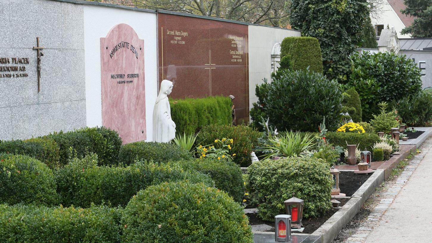 Das Kreuz mit der Totenruhe: Wer das Grab auf dem Friedhof gestalten möchte, muss sich dabei an die Friedhofssatzung halten.