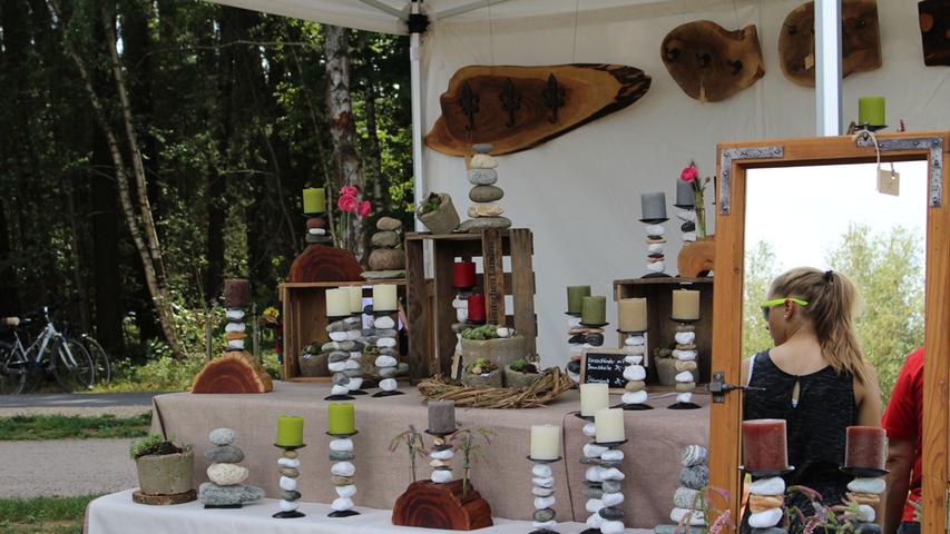 Am Ufer des Kleinen Brombachsees bei Langlau präsentierten Kunsthandwerker aus der Region die Ergebnisse ihres kreativen - und kulinarischen - Schaffens.