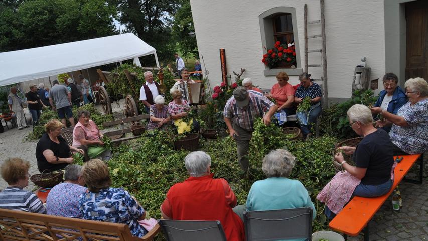 Beim "Hopfnbloodn"-Fest des Lonnerstadter Heimatvereins geht es zu wie in alten Zeiten. Da wird der Hopfen noch von Hand gezupft - später wird daraus das würzige Kerwabier gebraut.