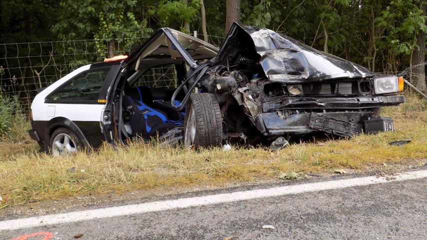 Tödlicher Unfall: VW Scirocco prallt gegen Baum 