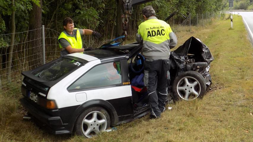 Tödlicher Unfall: VW Scirocco prallt gegen Baum 