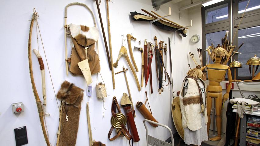 Pfeil und Bogen, Schwerter und Hiebwaffen: Im Depot finden sich auch jede Menge Ausrüstungsgegenstände.  