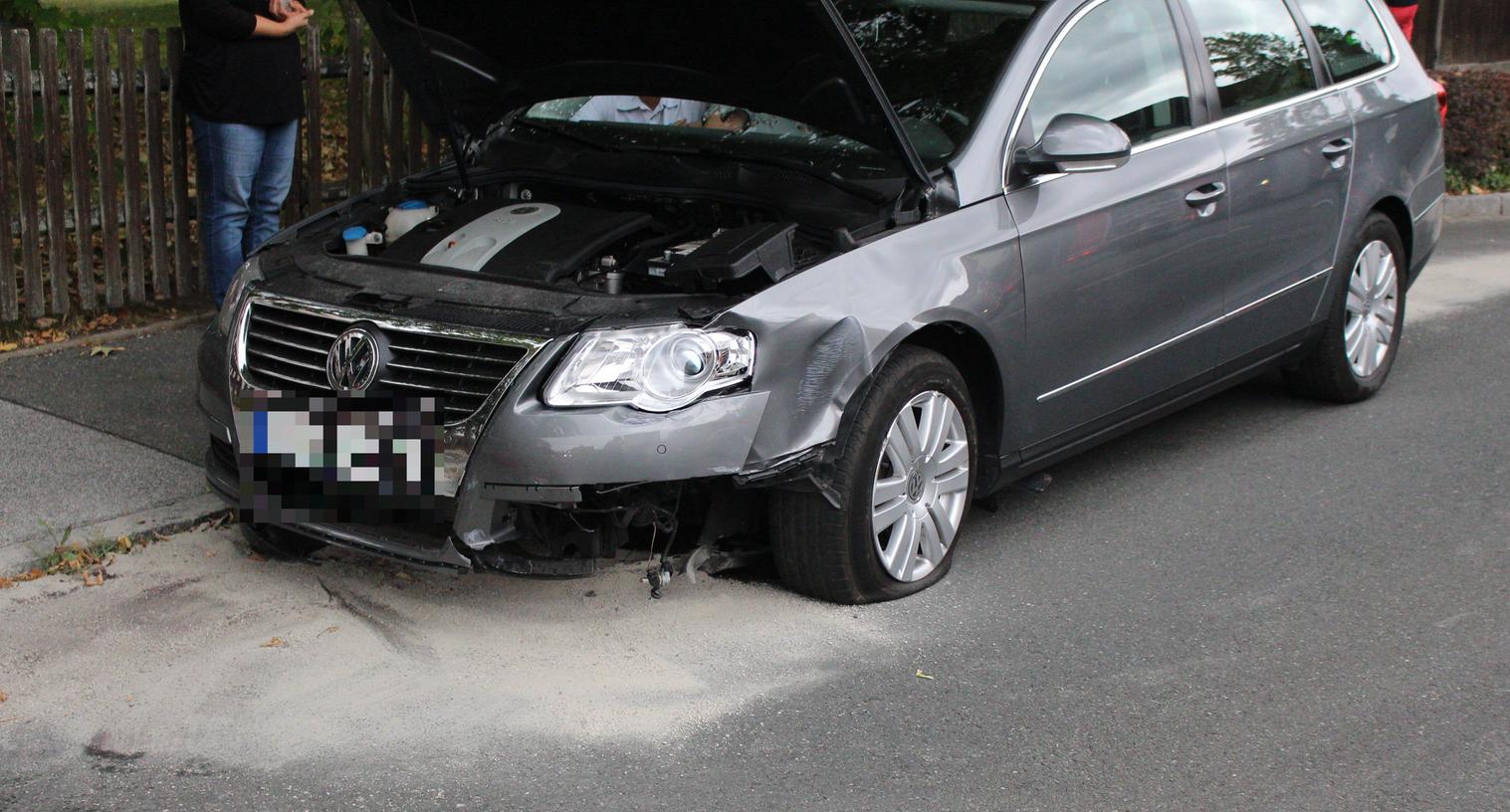 Bei dem Unfall am Montagnachmittag wurde ein VW Passat im Zirndorfer Ortsteil Weiherhof beschädigt.