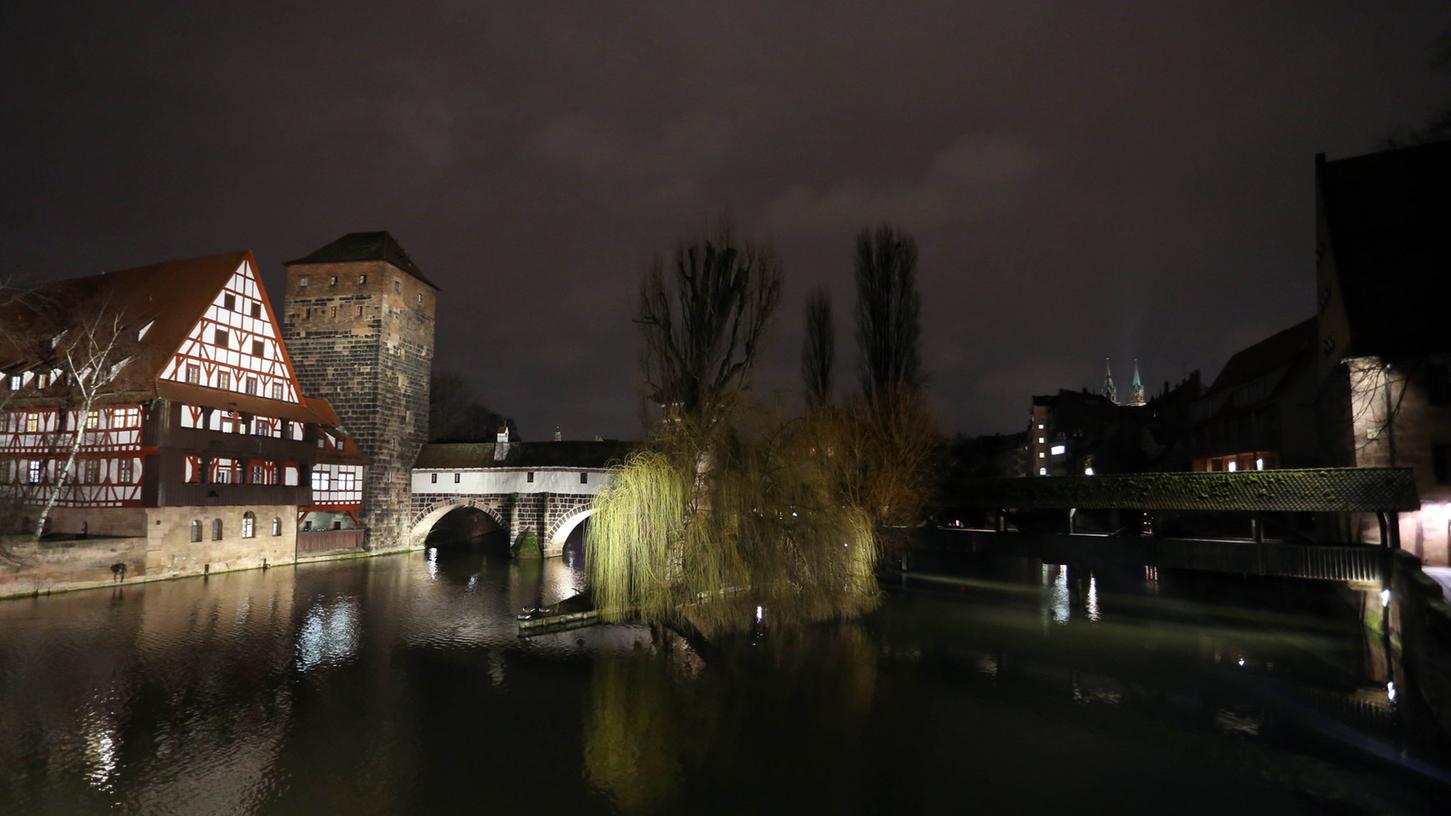 Normalerweise ist Nürnberg auch bei Nacht hell beleuchtet - doch was passiert, wenn auf einmal das Licht ausgeht?